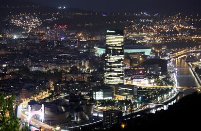 Vista nocturna de la ciudad de Bilbao.