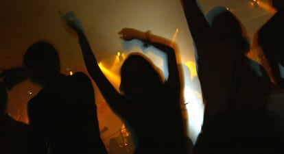 Jóvenes en una discoteca.