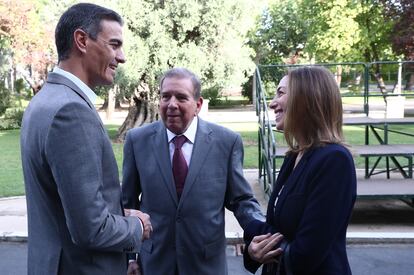 El presidente del Gobierno, Pedro Sánchez, recibe al opositor venezolano Edmundo González (centro) y a su hija Carolina González (derecha) en el Palacio de La Moncloa, este jueves.
