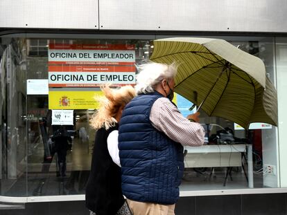 Una pareja pasa al lado de una oficina de empleo en Madrid (España) el pasado 2 de septiembre.