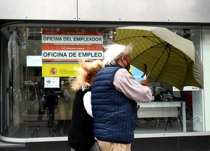 Una pareja pasa al lado de una oficina de empleo en Madrid (España) el pasado 2 de septiembre.