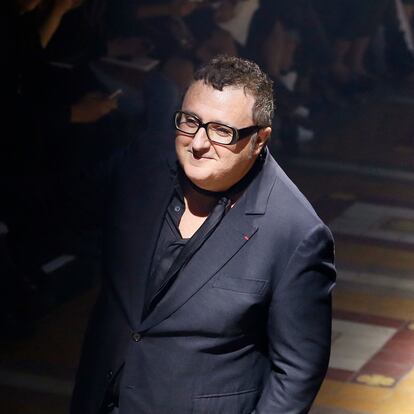 (FILES) In this file photo taken on September 25, 2014 Moroccan-born Israeli fashion designer Alber Elbaz acknowledges the audience at the end of the Lanvin 2015 Spring/Summer ready-to-wear collection fashion show in Paris. Alber Elbaz, the fashion designer whose audacious billowing designs transformed the storied French house Lanvin into an industry darling before his shock ouster in 2015, has died aged 59, the Richemont luxury group said on April 25, 2021. (Photo by Patrick KOVARIK / AFP)