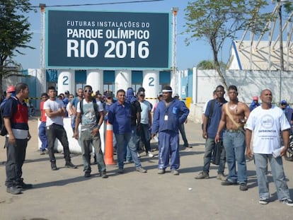 Operários em greve em frente ao Parque Olímpico do Rio, no início deste mês.