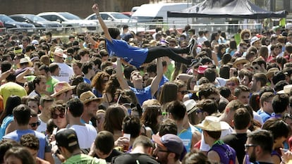 Miles de jóvenes asistentes al macrobotellón universitario organizado en el distrito marítimo de Valencia en 2014. 