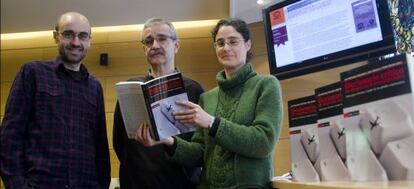 Los autores de la obra posan, esta mañana, con un ejemplar del diccionario.