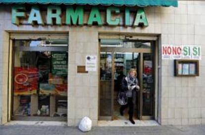 Una mujer sale de una farmacia en el barrio de Ruzafa de Valencia. EFE/Archivo