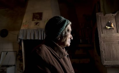 Antonia Ferrer, uno de los últimos habitantes de Luco de Bordón, en la comarca del Maestrazgo (Teruel).