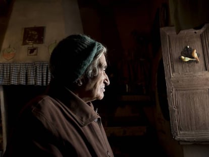 Antonia Ferrer, uno de los últimos habitantes de Luco de Bordón, en la comarca del Maestrazgo (Teruel).