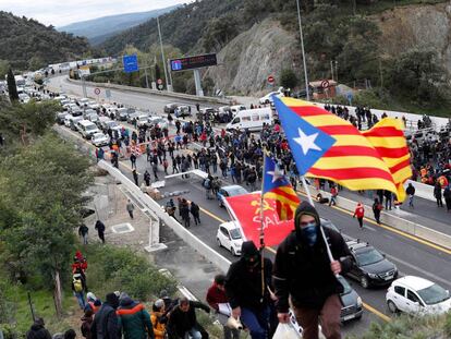 La autopista que enlaza España y Francia en La Jonquera, cortada por manifestantes independentistas.
