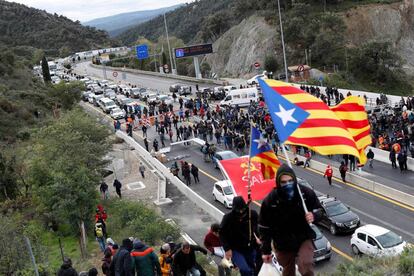 La autopista que enlaza España y Francia en La Jonquera, cortada por manifestantes independentistas.