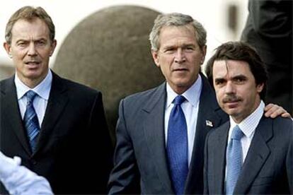 Tony Blair, George W. Bush y José María Aznar, en la cumbre de las Azores celebrada el 16 de marzo de 2003. A cuatro días del comienzo de la guerra.