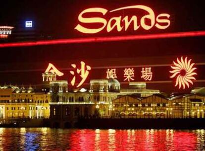 Las luces fluorescentes del casino de Las Vegas Sands refulgen  en la noche de Macao.