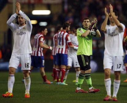 Casillas aplaude a los aficionados del Real Madrid al finalizar el partido