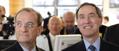 Claude Gueant (D) y su jefe de policía, Michel Gaudin, en 2011.