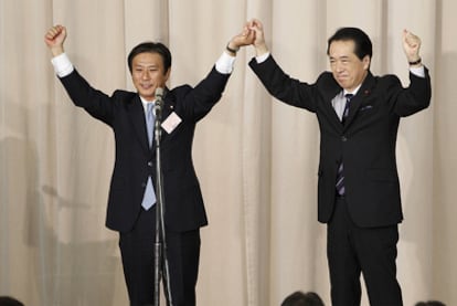 Naoto Kan (derecha) celebra con Shinji Tarutoko su elección comio líder del PD