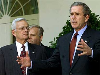 El presidente George W. Bush (derecha) y el secretario del Tesoro, Paul O'Neill, en una foto de archivo.