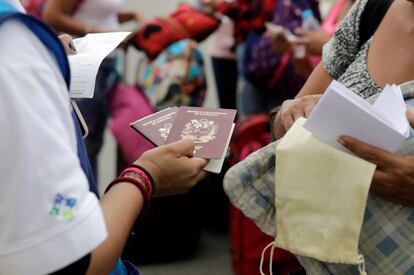 Los venezolanos encabezaron en 2018 la lista mundial de nuevos solicitantes de asilo. Es la primera vez que esto sucede. Las 341.800 personas del país sudamericano que el año pasado pidieron protección internacional superaron en número —con gran diferencia— a afganos y sirios, los siguientes en esta clasificación y procedentes de países en conflicto. En la imagen, un oficial del servicio de inmigración peruano sostiene dos pasaportes venezolanos en el punto de control fronterizo.