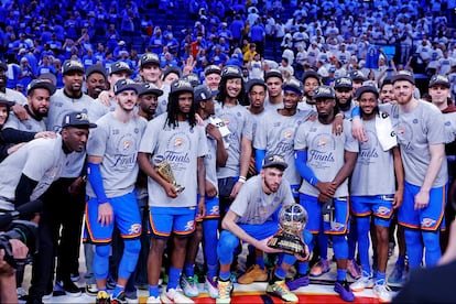 El Thunder posa con el trofeo tras quedarse con la final del Oeste.