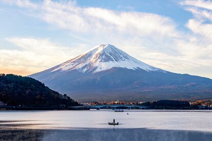 2.000 yenes para subir al monte Fuji. Este es el precio, traducido en unos 12 euros, que la prefectura de Yamanashi va a cobrar a las personas que usen la ruta Yoshida, la más popular de las cuatro que existen, para escalar hasta el pico más alto de Japón, con 3.776 metros de altitud. Los escaladores podrán elegir también pagar una donación voluntaria de 1.000 yenes (menos de 6 euros) para contribuir a la conservación de la montaña.