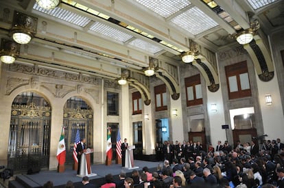 Vista general de la sala donde han ofrecido la rueda de prensa Obama y Enrique Pena Nieto (d) tras la reunión bilateral que han mantenido en el Palacio Nacional de México.