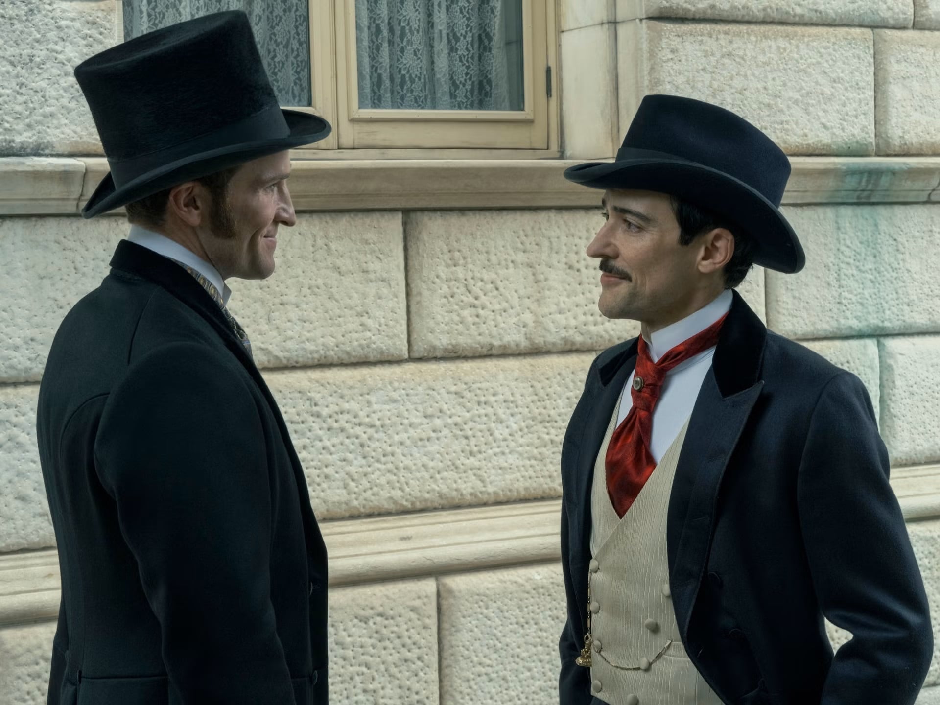 La pareja formada por Oscar van Rhijn y John Adams en 'La edad dorada', serie histórica de HBO Max.
