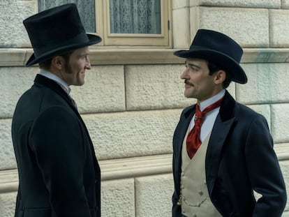 La pareja formada por Oscar van Rhijn y John Adams en 'La edad dorada', serie histórica de HBO Max.