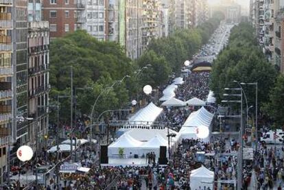 Multitud de personas participando en la fiesta del Paral.lel en la tarde de ayer.