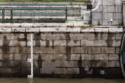 Altura del río Manzanares a su paso por la presa 7 de Madrid Río, este viernes sobre las 11 de la mañana.