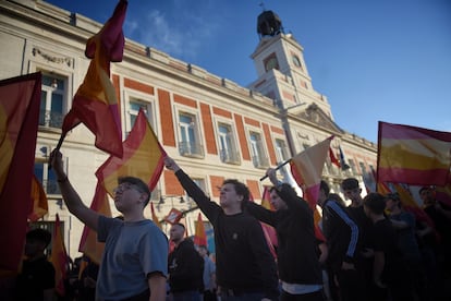 Varias personas con banderas españolas y brazos en alto durante una manifestación el pasado viernes en Madrid. 