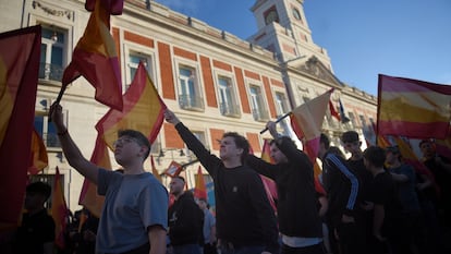Varias personas con banderas españolas y brazos en alto durante una manifestación el pasado viernes en Madrid.