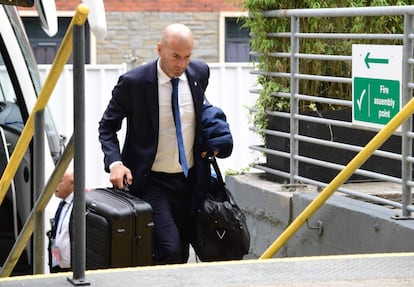 El entrenador del Real Madrid, Zinedine Zidane a su llegada al hotel del equipo en Cardiff, al sur de Gales.