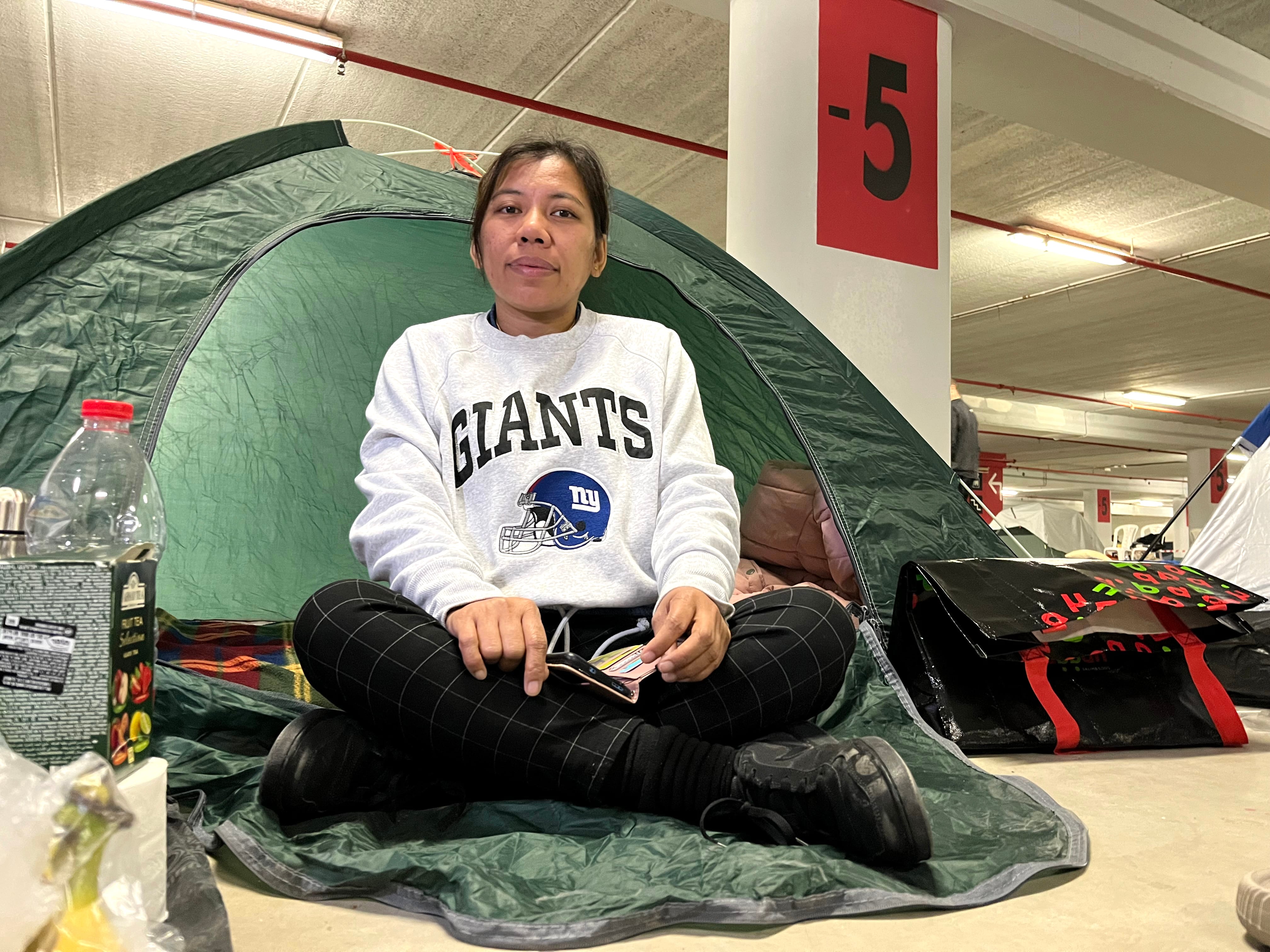 Ellen Yani, en su tienda de campaña del aparcamiento subterráneo, este miércoles.