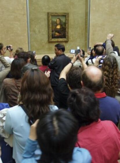 Una gernació s’amuntega davant 'La Gioconda' al Louvre de París, metàfora de les contradiccions entre quantitat i qualitat a la cultura.