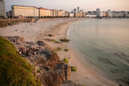 Atardecer en la playa de Orzán, en A Coruña.