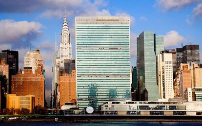 La sede de las Naciones Unidas y el Chrysler Building junto a otros rascacielos de Manhattan, en Nueva York.