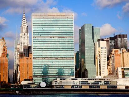 La sede de las Naciones Unidas y el Chrysler Building junto a otros rascacielos de Manhattan, en Nueva York.