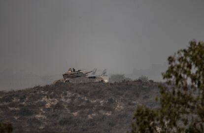 Carros de combate israelíes en Sderot, en las cercanías de la frontera con la franja de Gaza. 