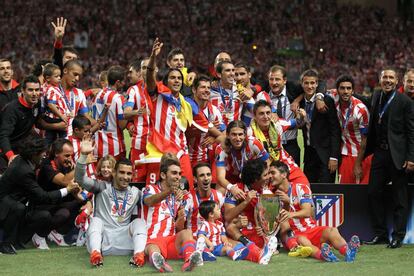 El equipo celebra su nuevo título.