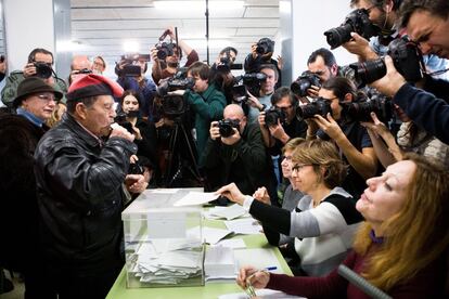 Un ciudadano con la típica barretina catalana, ejerce su derecho al voto en el colegio electoral Ausiàs March del barrio de Les Corts.