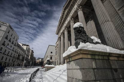 En primer término, uno de los leones del Congreso de los Diputados.