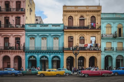 Vehículos antiguos y edificios pintados de varios colores en La Habana Vieja.