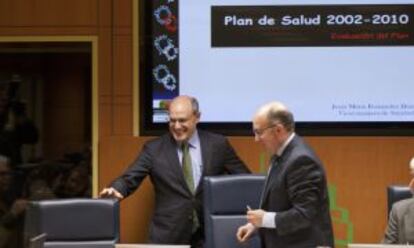 El consejero de Sanidad, Rafael Bengoa, junto al parlamentario del PP Carmelo Barrio, en la Cámara.