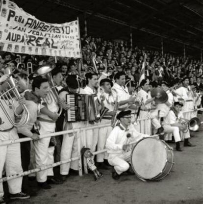 Hinchada de la Real en el viejo Atocha.