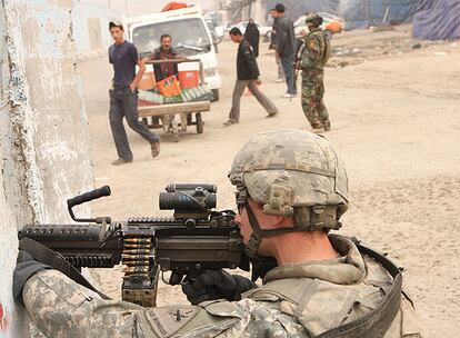 Un soldado estadounidense vigila una de las zonas de Ciudad Sáder, el enclave de los chiíes radicales en Bagdad
