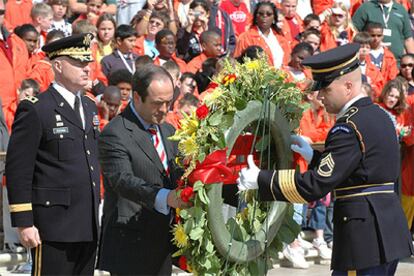 Bono, junto al jefe del distrito militar de Washington, el general Jackman, en el Cementerio Nacional de Arlington.