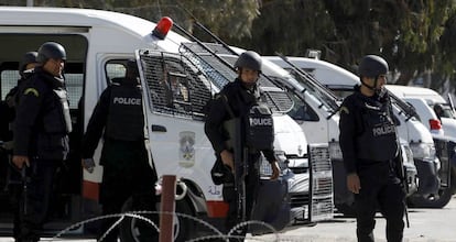 Agentes de policía tunecinos cerca de una comisaría en Ben Guerdan, al este de Túnez, en 2017.