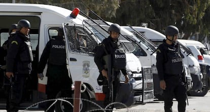 Agentes de policía tunecinos cerca de una comisaría en Ben Guerdan, al este de Túnez, en 2017. 