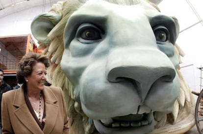 Rita Barberá, ante la falla del león del congreso.