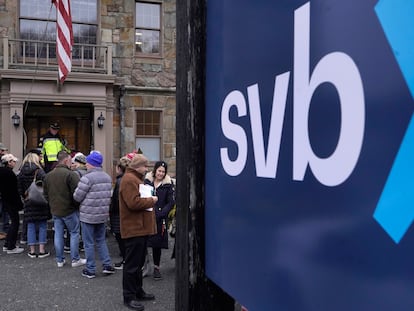 Clientes en una sucursal de Silicon Valley Bank en  Wellesley, Massachusetts, el 13 de marzo de 2023.