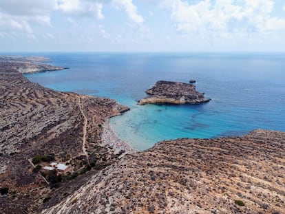 Spiaggia dei Conigli (Lampedusa, Italia). Esta es una playa tranquila, perfecta para relajarse, tomar el sol y nadar. En sus aguas hay mucha vida marina que descubrir y hasta se puede encontrar algún que otro animal silvestre en la orilla, junto a su blanca arena. El aparcamiento es gratuito, y también es fácilmente accesible en transporte público. Al analizar las decenas de millones de reseñas enviadas a TripAdvisor por viajeros globales durante los últimos 12 meses, analizando la calidad y cantidad de calificaciones de experiencias de playa (publicadas entre el 1 de octubre de  2022 y el 30 de septiembre de 2023), es como la plataforma revela las playas favoritas del año.
